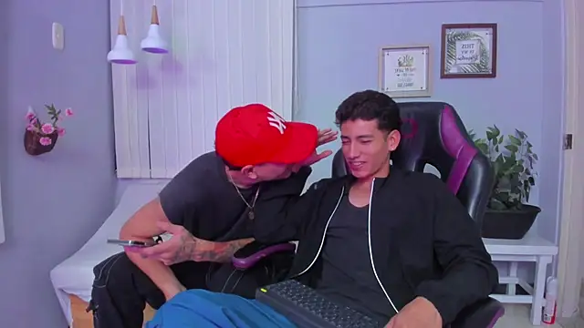 Snapshot of Alejo-and-Thiago chatting on May 31, 2026, 2:35 pm Alejo-and-Thiago online show from May 31, 2026, 2:35 pm