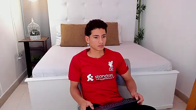 Snapshot of Alejo-and-Thiago chatting on June 16, 2026, 12:19 pm Alejo-and-Thiago online show from June 16, 2026, 12:19 pm