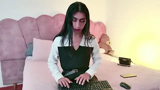 Alexadomina22 online show from August 3, 2026, 9:40 pm