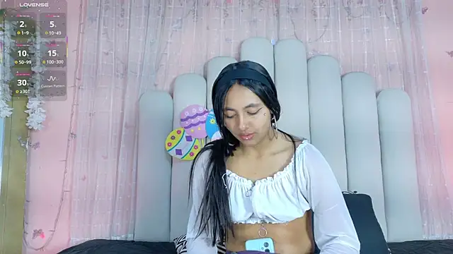 Hollyyqueen  online show from June 10, 2026, 8:08 pm