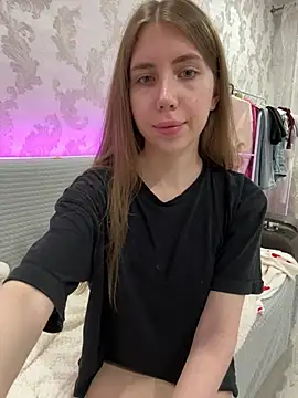 EvaAkiins online show from June 2, 2026, 6:43 pm