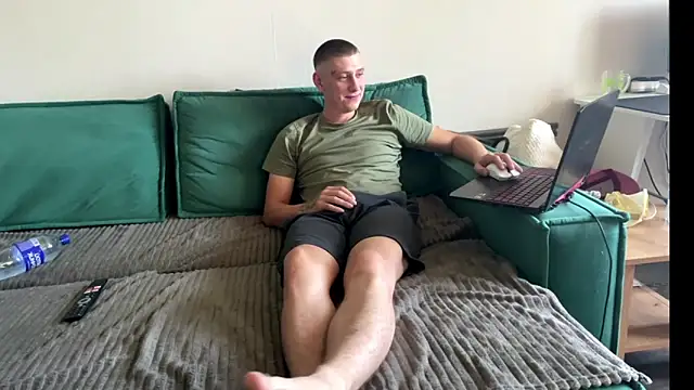 Snapshot of Keksik_ chatting on July 1, 2026, 7:43 am Keksik online show from July 1, 2026, 7:43 am