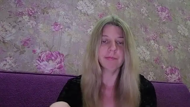 EsmaPons online show from July 3, 2026, 10:05 pm