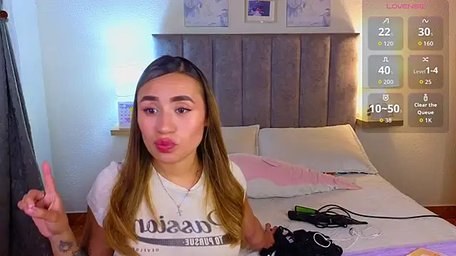 Snapshot of Victoria_Hils chatting on July 19, 2026, 10:02 pm Victoria Hils online show from July 19, 2026, 10:02 pm