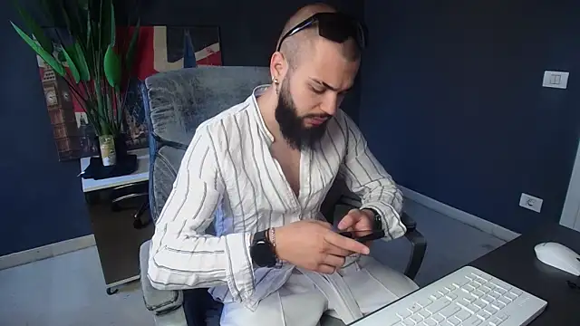 OscarWillss online show from June 18, 2026, 4:57 am
