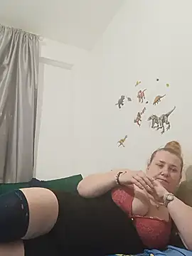 JuliaBestX online show from June 9, 2026, 7:03 pm