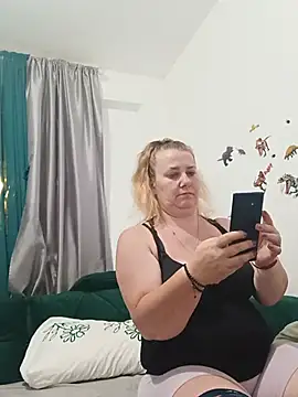 JuliaBestX online show from June 25, 2026, 9:52 pm