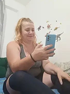 JuliaBestX online show from July 13, 2026, 11:40 pm