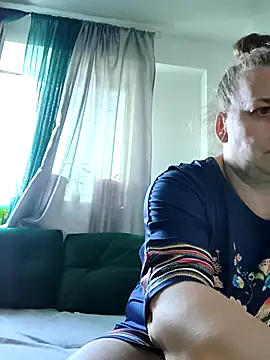 JuliaBestX online show from August 4, 2026, 4:48 am