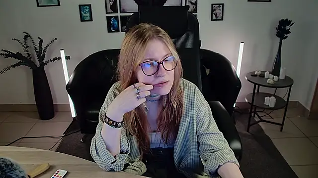 lanafitch online show from June 25, 2026, 1:26 pm