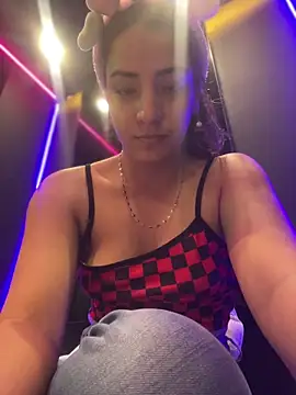 Bella-Saint online show from May 25, 2026, 2:28 am