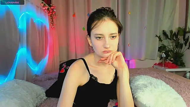 SummerLilaa online show from June 5, 2026, 1:28 pm