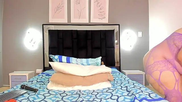 zoe curvyy online show from June 25, 2026, 12:20 pm