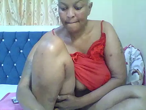 Snapshot of candy_thick chatting on June 19, 2026, 4:17 am candy thick online show from June 19, 2026, 4:17 am
