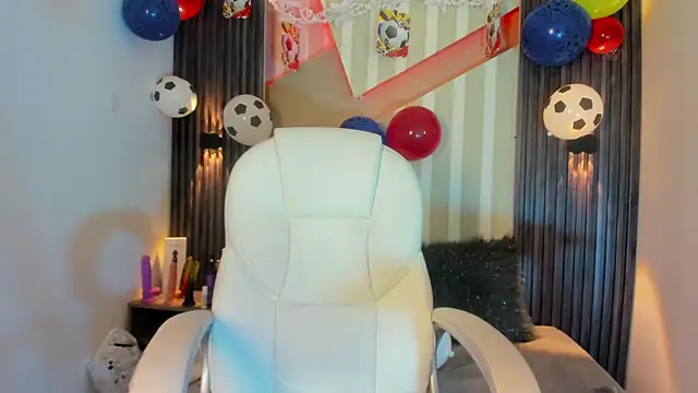 MadisonYoung000 online show from June 27, 2026, 1:17 pm