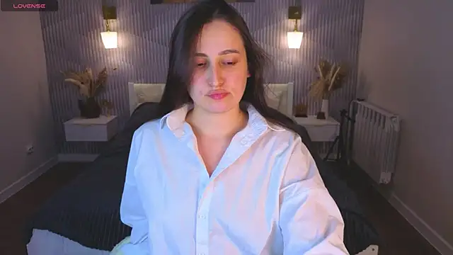 Elizabet Colllins online show from July 6, 2026, 9:06 am