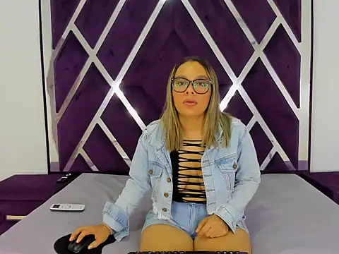 LunaViceht online show from June 12, 2026, 12:15 pm