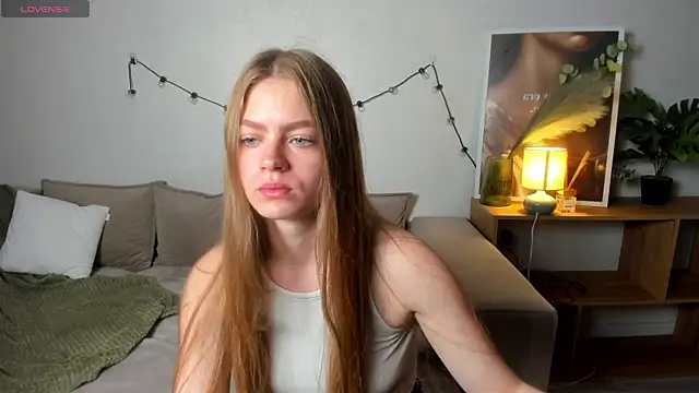 Snapshot of HoneyEmilly chatting on May 21, 2026, 6:42 am HoneyEmilly online show from May 21, 2026, 6:42 am