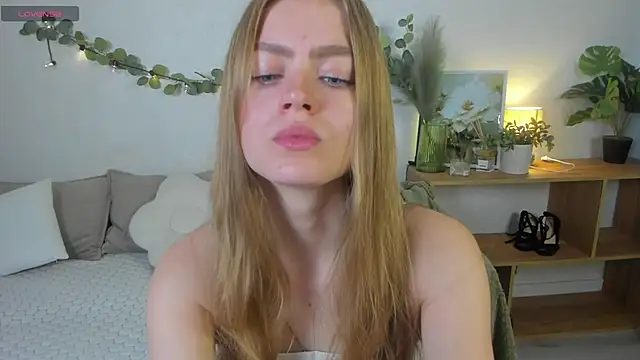 Snapshot of HoneyEmilly chatting on May 31, 2026, 8:10 am HoneyEmilly online show from May 31, 2026, 8:10 am