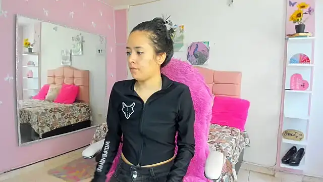 ivyyemerald  online show from June 26, 2026, 6:34 pm