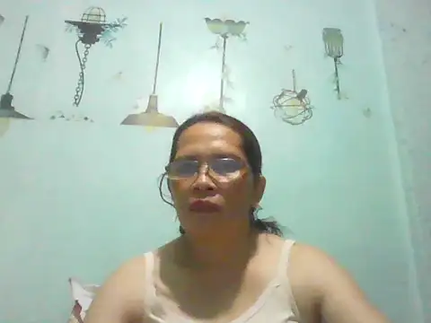 Snapshot of momshe2026 chatting on June 10, 2026, 1:54 pm momshe2026 online show from June 10, 2026, 1:54 pm