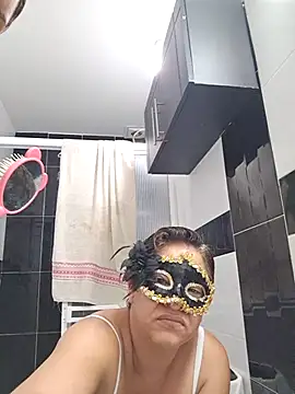 HOTANDSKINNY online show from July 9, 2026, 11:03 am