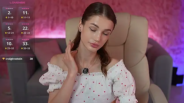 SophiaDream  online show from June 25, 2026, 7:07 pm