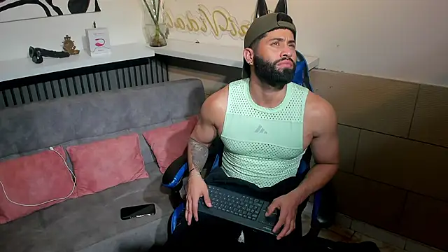 RikyAaron online show from June 23, 2026, 7:34 pm