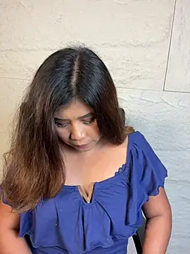 LyraMilano online show from July 23, 2026, 12:58 pm