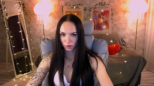 NicoleMerz online show from June 17, 2026, 4:30 pm