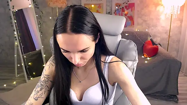 NicoleMerz online show from June 23, 2026, 3:21 pm