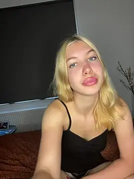 MilaaXOO online show from July 14, 2026, 4:23 pm