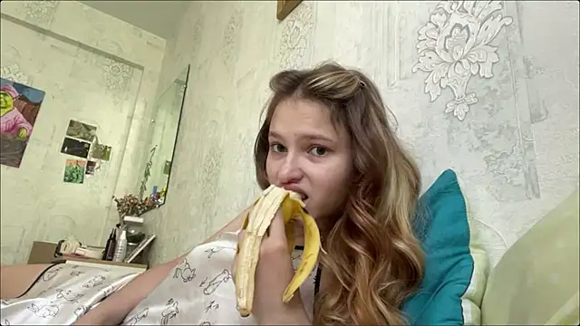 Snapshot of HeIen_cute chatting on June 30, 2026, 6:25 am HeIen cute online show from June 30, 2026, 6:25 am
