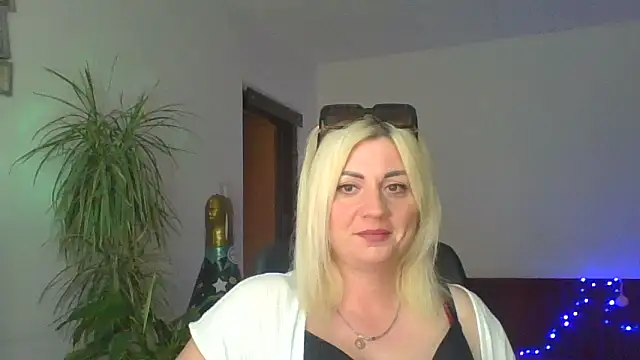 Snapshot of LunaaKiss chatting on July 28, 2026, 5:23 pm LunaaKiss online show from July 28, 2026, 5:23 pm
