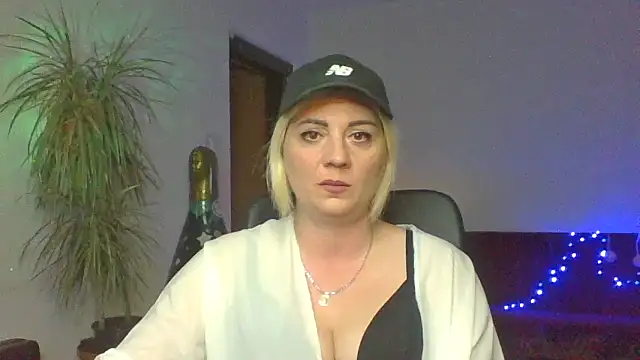 Snapshot of LunaaKiss chatting on August 7, 2026, 7:49 pm LunaaKiss online show from August 7, 2026, 7:49 pm