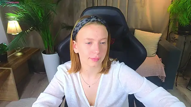 BeatriceLoven online show from June 12, 2026, 9:35 pm