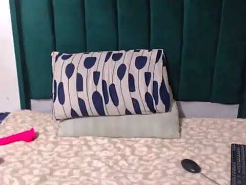 Mellowkittyyellow online show from July 24, 2026, 3:59 am