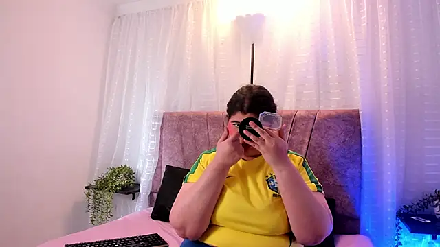 Emilie Jones online show from June 13, 2026, 1:53 pm