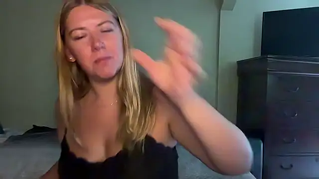 Snapshot of allyanalangell chatting on July 29, 2026, 4:27 pm allyanalangell online show from July 29, 2026, 4:27 pm