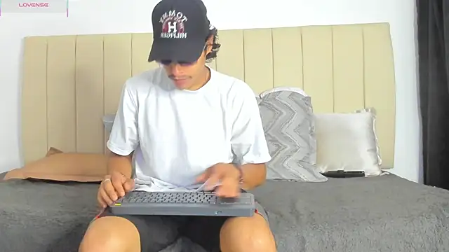 tommyhot7 online show from July 24, 2026, 8:29 pm