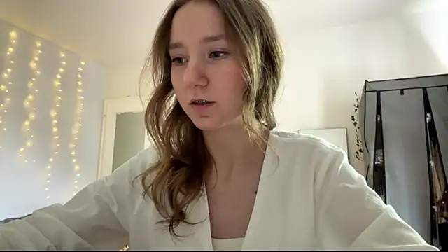smalllisa online show from June 13, 2026, 4:16 pm