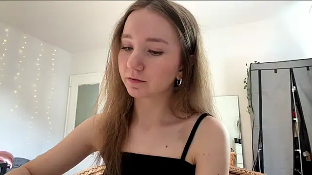 smalllisa online show from June 14, 2026, 4:09 pm