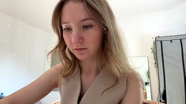smalllisa online show from June 17, 2026, 4:08 pm