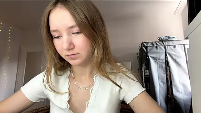 smalllisa online show from July 19, 2026, 4:44 pm