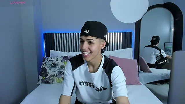 Axel Mendozaa online show from July 8, 2026, 8:24 pm