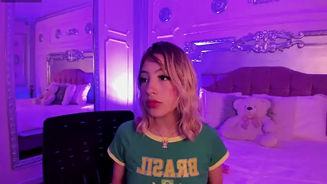 AlannaMilan online show from June 25, 2026, 7:18 pm