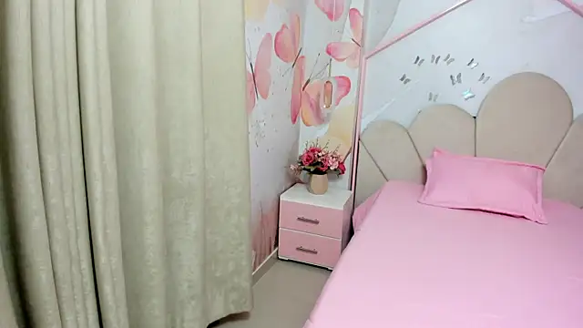 Millieskinny18 online show from June 19, 2026, 3:00 am