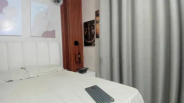 Millieskinny18 online show from July 22, 2026, 2:03 am