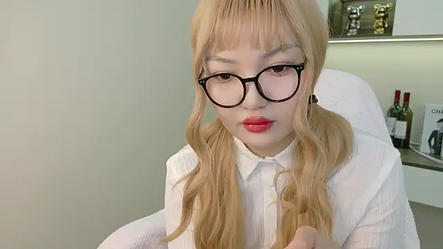 sakuraclover online show from June 25, 2026, 4:23 am