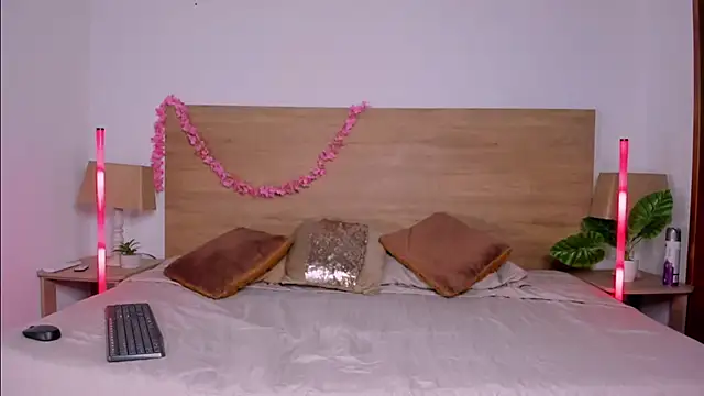 LaraRous online show from June 25, 2026, 8:57 pm